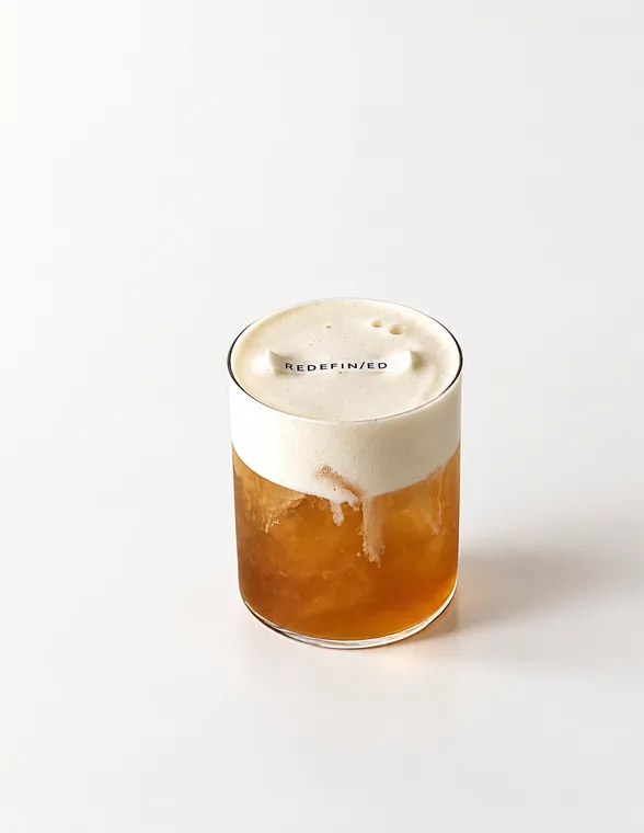 Cocktail mit individuellem Firmenlogo auf dem Schaum